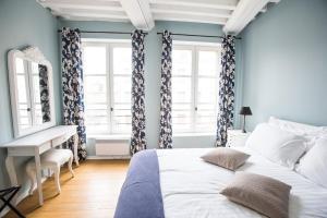Posteľ alebo postele v izbe v ubytovaní Centrally located, refurbished modern flat with views over the historic port