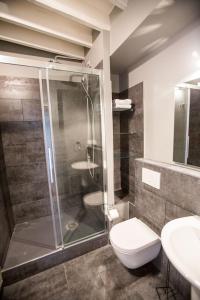 łazienka z prysznicem, toaletą i umywalką w obiekcie Centrally located, refurbished modern flat with views over the historic port w mieście Honfleur +16 zdjęć