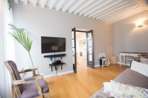 Televízia a/alebo spoločenská miestnosť v ubytovaní Centrally located, refurbished modern flat with views over the historic port