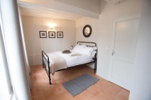 Posteľ alebo postele v izbe v ubytovaní Centrally located, refurbished modern flat with views over the historic port