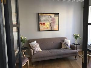Posedenie v ubytovaní Centrally located, refurbished modern flat with views over the historic port
