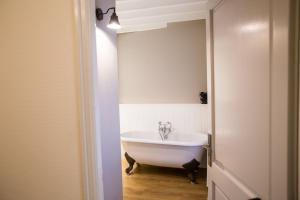 Kúpeľňa v ubytovaní Centrally located, refurbished modern flat with views over the historic port