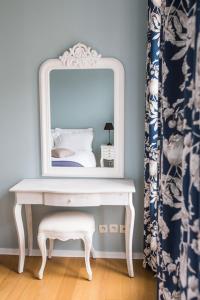 Fotografia z galérie ubytovania Centrally located, refurbished modern flat with views over the historic port v destinácii Honfleur