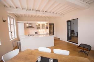 Kuchyňa alebo kuchynka v ubytovaní Centrally located, refurbished modern flat with views over the historic port