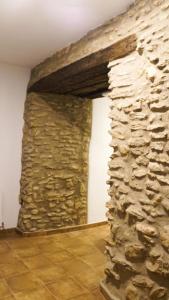 - un mur en pierre dans une chambre avec un mur en pierre dans l'établissement Casa Rural Moli, à Rosell