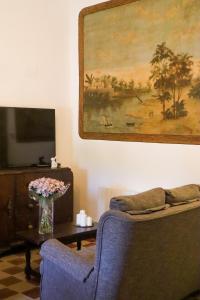 - un salon avec un canapé et un vase de fleurs dans l'établissement Casa Rural Moli, à Rosell