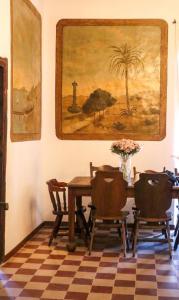 - une salle à manger avec une table et deux chaises dans l'établissement Casa Rural Moli, à Rosell