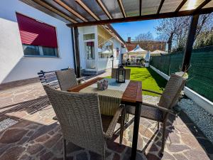 un patio con mesa y sillas y un patio en Casa Mirella, en Cavallino-Treporti
