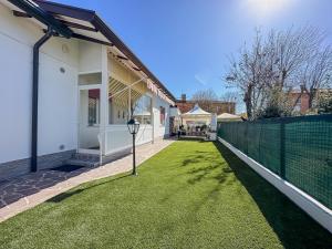 a yard of a house with a fence at Casa Mirella in Cavallino-Treporti