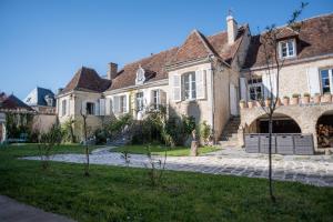 ein großes Haus mit einem Hof davor in der Unterkunft Maison Harmonie in La Châtre