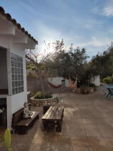 eine Terrasse mit einer Bank und einer Hängematte im Hof in der Unterkunft Eco Maset in Ayelo de Malferit