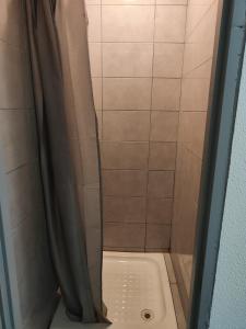 Hôtel Les 4 Chênes tesisinde bir banyo