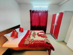 ein Schlafzimmer mit einem Bett mit einem roten Vorhang in der Unterkunft NK Homes -Serviced Apartments - 2 BHK Homestay, Fast Wifi, Fully Furnished in Hyderabad