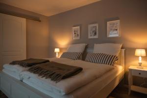 una camera da letto con un letto con due lampade sopra di Gut Magdalenenhof a Laufersweiler