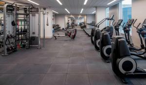 een fitnessruimte met loopbanden en crosstrainers bij Hyatt Regency Portland at the Oregon Convention Center in Portland