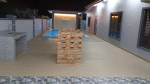 une rangée de briques sur le sol d'un bâtiment dans l'établissement Pantai Dickson Stay 3838 with Private Pool, à Port Dickson