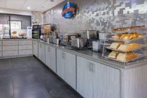 - une cuisine avec un comptoir et du pain dans l'établissement Baymont by Wyndham LaVergne, à La Vergne