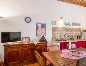 comedor con mesa y cocina en Casale Colomba, en Buseto Palizzolo