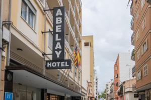 un panneau d'hôtel sur le côté d'un bâtiment dans l'établissement Hotel Abelay, à Palma de Majorque
