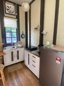- une cuisine avec un évier et un comptoir dans l'établissement Sue Cottage Homestay, à Jertih