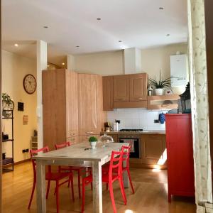 A kitchen or kitchenette at Roma Da Noi Suite