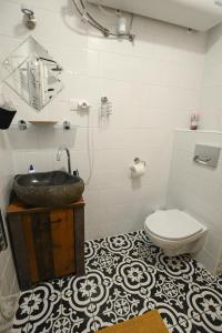 bagno con lavandino e servizi igienici di Nana’s Vendégház a Mád