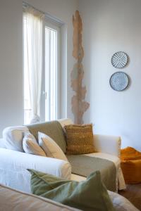 un soggiorno con divano e finestra di Dimora di Stile a Città di Corfù