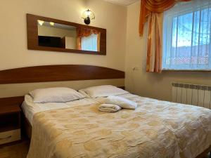 Un dormitorio con una cama con una toalla. en Willa Borowik, en Zakopane