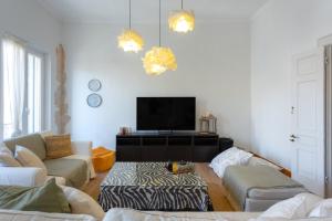 un soggiorno con divano e TV a schermo piatto di Dimora di Stile a Città di Corfù