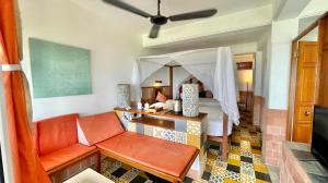 フエにあるヴィラ ルイーズ フエ ビーチ ブティック ホテルのソファとベッドのあるリビングルーム