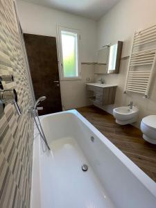 Holiday Rooms La Campagnetta tesisinde bir banyo