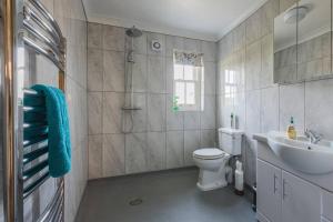 un bagno con un water e un lavandino di Bainvalley Cottages - The Shamba, sleeps 4 a Lincolnshire Altre 16 foto