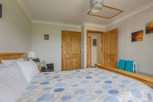 una camera con un grande letto e mobili in legno di Bainvalley Cottages - The Shamba, sleeps 4 a Lincolnshire
