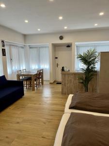 ein Wohnzimmer mit einem Tisch und einem Esszimmer in der Unterkunft Gästehaus Rheinstetten Forchheim in Rheinstetten