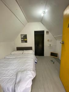 1 dormitorio con 1 cama blanca grande en una habitación en Villa Maya en Kampung Mawar