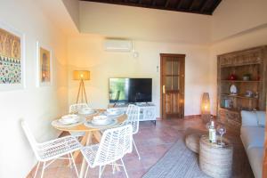a living room with a table and a tv at Dúplex Cuesta del Chapiz con vistas a la Alhambra by A3Rentals in Granada