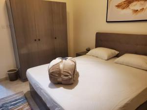 ein Rucksack auf einem Bett in einem Schlafzimmer in der Unterkunft شقة جمان طيبة Joman Taibah Apartment in Medina