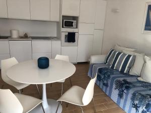 una pequeña sala de estar con mesa y sofá en Vista Portofino, en Zoagli