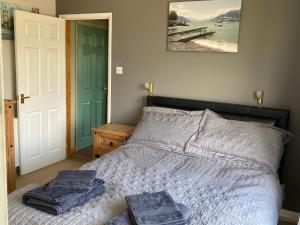 een slaapkamer met een bed met twee handdoeken erop bij Ballantrae in Wool