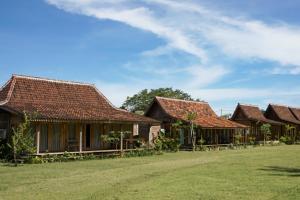 a row of cottages at a resort at Ijen Estate Resort And Villa in Dadapan
