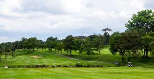 een groep mensen op een golfbaan bij Ponderosa Golf & Country Resort in Johor Bahru