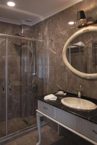 bagno con doccia, lavandino e specchio di Louis Rooms a Istanbul