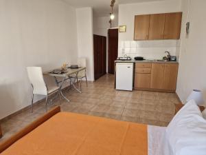 Apartment in Tigaki beach Kos tesisinde mutfak veya mini mutfak
