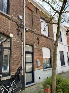 uma bicicleta estacionada em frente a um edifício de tijolos em wante 22 em Bruges