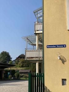 a building with a balcony on the side of a building at Charmantes Studio am Wörthersee in Reifnitz