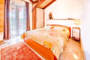 una camera da letto con un letto e una grande finestra di Apartmani Rita a Milna