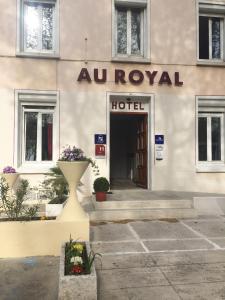 um edifício de hotel com uma placa de hotel em Au Royal Hotel em Carcassonne