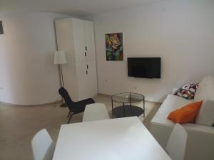 Μια τηλεόραση ή/και κέντρο ψυχαγωγίας στο Drance Apartments