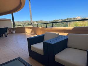 ein Wohnzimmer mit einem Sofa und einem Balkon in der Unterkunft New refurnished Apartment Elviria Hills Marbella in Marbella