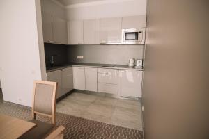Kuchyň nebo kuchyňský kout v ubytování Merepargi ApartHotel & Cafe